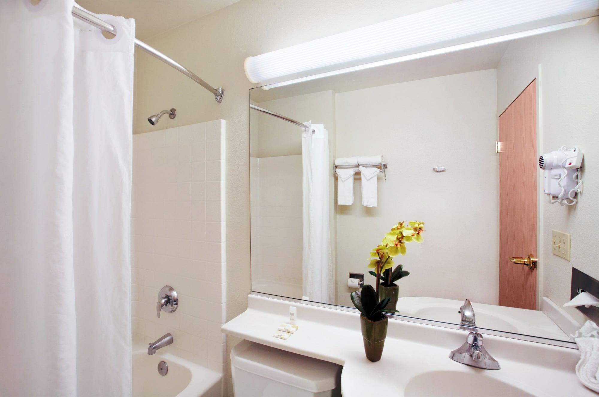 Microtel Inn & Suites Modesto Ceres Room photo